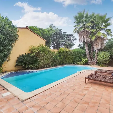 Cozy In With Outdoor Swimming Pool בית נופש *