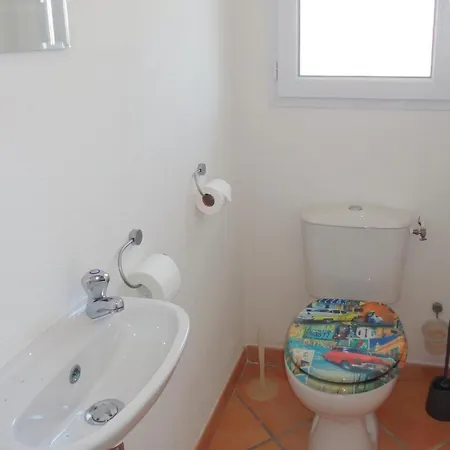 בית נופש Cozy In With Outdoor Swimming Pool *