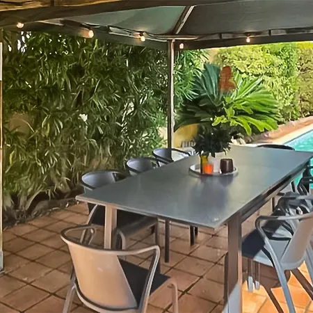 Cozy In With Outdoor Swimming Pool בית נופש